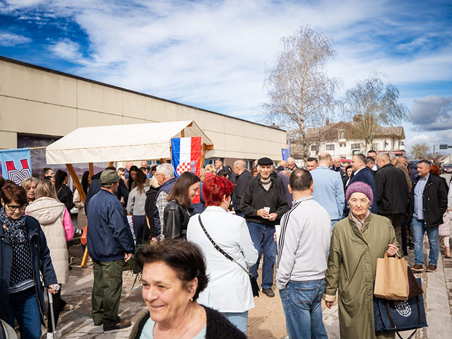Hužva na gospićkoj placi                                                                                                                                                                                                                                  